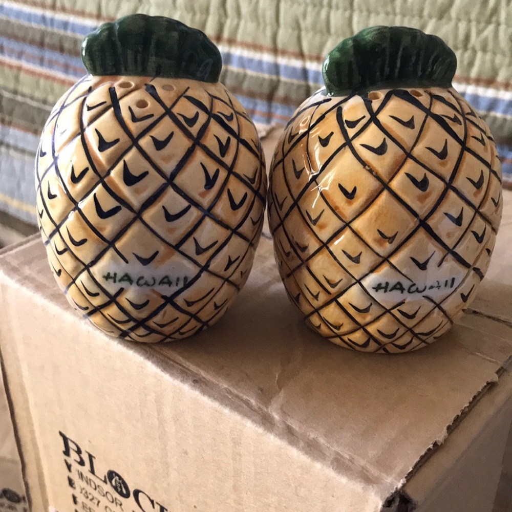 Pineapple salt and pepper shakers